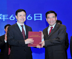 Miao Wei handing license to China Mobile Yang Jie 230